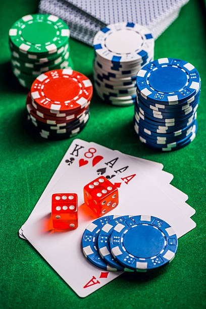 Dealer Profesional dan Chat Langsung Dealer live Casino Hold'em menampilkan hand ranking dan komunikasi dengan pemain